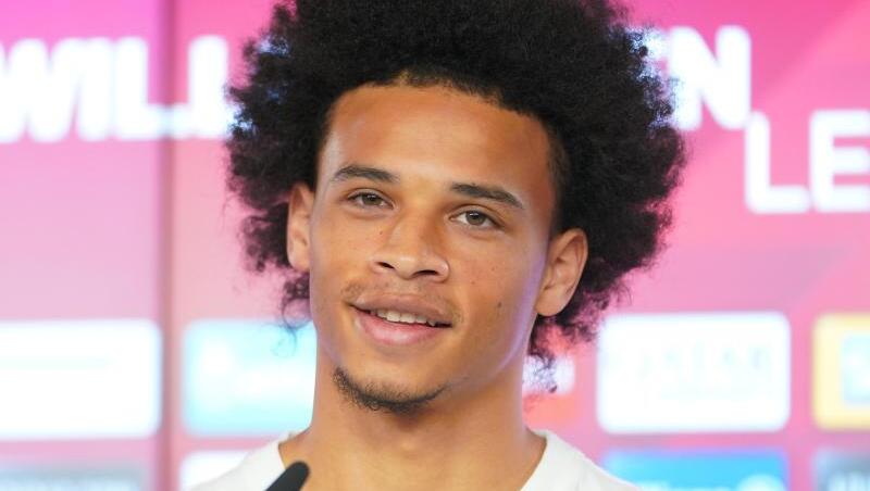 Leroy Sané spricht auf einer Pressekonferenz. Foto: Marco Donato/FC Bayern München AG/dpa Leroy Sané spricht auf einer Pressekonferenz. Foto: Marco Donato/FC Bayern München AG/dpa