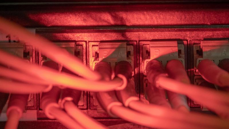 Glasfaserkabel führen zu einem Internet Switch in einem Serverraum. Foto: Michael Kappeler/dpa/Symbolbild Glasfaserkabel führen zu einem Internet Switch in einem Serverraum. Foto: Michael Kappeler/dpa/Symbolbild