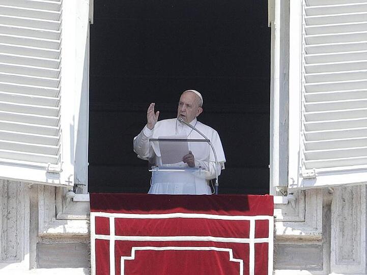 Papst Franziskus spricht das Angelus-Gebet an einem Fenster über dem Petersplatz.