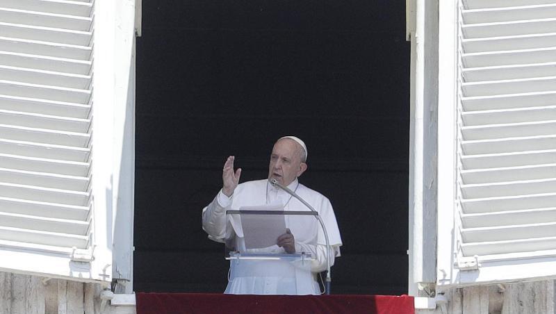 Papst Franziskus spricht das Angelus-Gebet an einem Fenster über dem Petersplatz. Papst Franziskus spricht das Angelus-Gebet an einem Fenster über dem Petersplatz.