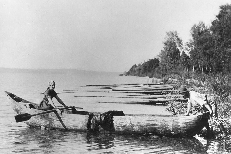 Um 1900: der Ambacher Fischer Michael Reiser mit einem der letzten Einbäume vom See. Einbäume waren lange das wichtigste Boot am See.