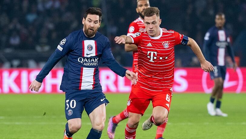 Lionel Messi (l) von Paris und Joshua Kimmich von München kämpfen um den Ball.
