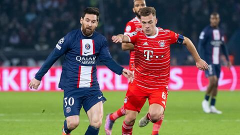 Lionel Messi (l) von Paris und Joshua Kimmich von München kämpfen um den Ball.