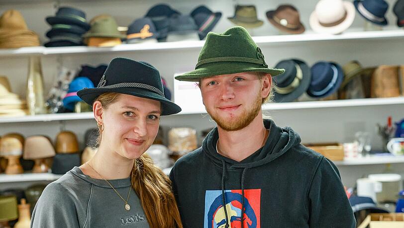 Mit Garnitur und Futterband: Magdalena Fritz (Vertriebsmitarbeiterin, 28) und Paul Huber (Zimmerer, 22) haben im Kurs von Hut Breiter soeben ihre neuen Trachtenhüte fertiggenäht.