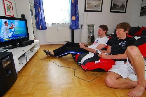 Spielen in ihrer Freizeit auch gerne Tennis. Zumindest am Bildschirm: Die Hachinger Volleyballer Christian Günther (links) und Ferdinand Tille.