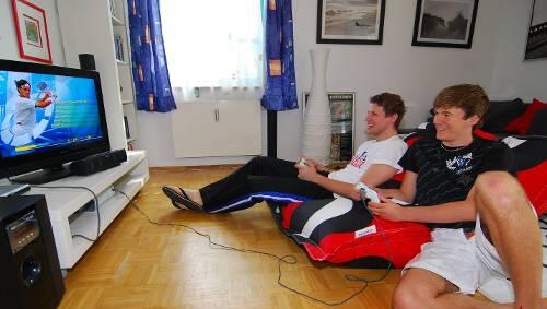 Spielen in ihrer Freizeit auch gerne Tennis. Zumindest am Bildschirm: Die Hachinger Volleyballer Christian Günther (links) und Ferdinand Tille.