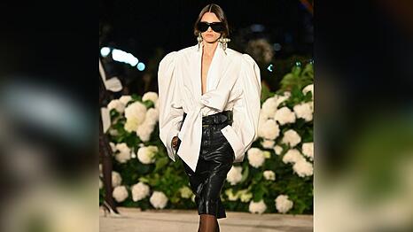 Das Modehaus Saint Laurent schickte die Models f&uuml;r die Spring-/Summer-Kollektion 2026 in Glamoratti-Silhouetten &uuml;ber den Laufsteg.