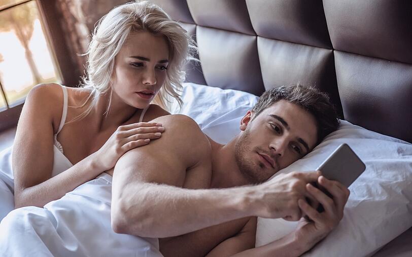 Wer zu viel auf das Smartphone-Display schaut, dessen Liebesleben kann tatsächlich darunter leiden. Das hat eine Studie des "Freizeit-Monitors" ergeben. Demnach würde die vermehrte Nutzung des Handys zu weniger Sex führen. Der Grund: Wer am Smartphone klebt, zerstört die Leidenschaft in der Beziehung, die Lust geht verloren. Wer zu viel auf das Smartphone-Display schaut, dessen Liebesleben kann tatsächlich darunter leiden. Das hat eine Studie des "Freizeit-Monitors" ergeben. Demnach würde die vermehrte Nutzung des Handys zu weniger Sex führen. Der Grund: Wer am Smartphone klebt, zerstört die Leidenschaft in der Beziehung, die Lust geht verloren.
