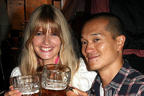 Auch Models mögen Bier: Julia Stegner mit Masskrug und ihrem Freund Steven Pan.