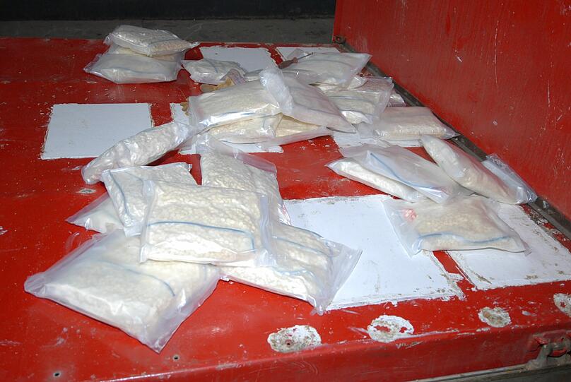 Im Juli und November 2010 hatten die Fahnder des Zollfahndungsamtes München in Rosenheim und Brannenburg 155 000 Mephedron-Tabletten sichergestellt. Die Bilder