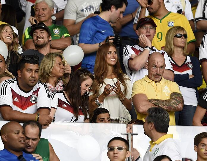 Lena Gercke, Sarah Brandner, Cathy Fischer. Sehen Sie hier, wie die besseren Hälften unserer DFB-Kicker das 7:1 gegen Brasilien miterlebt haben.