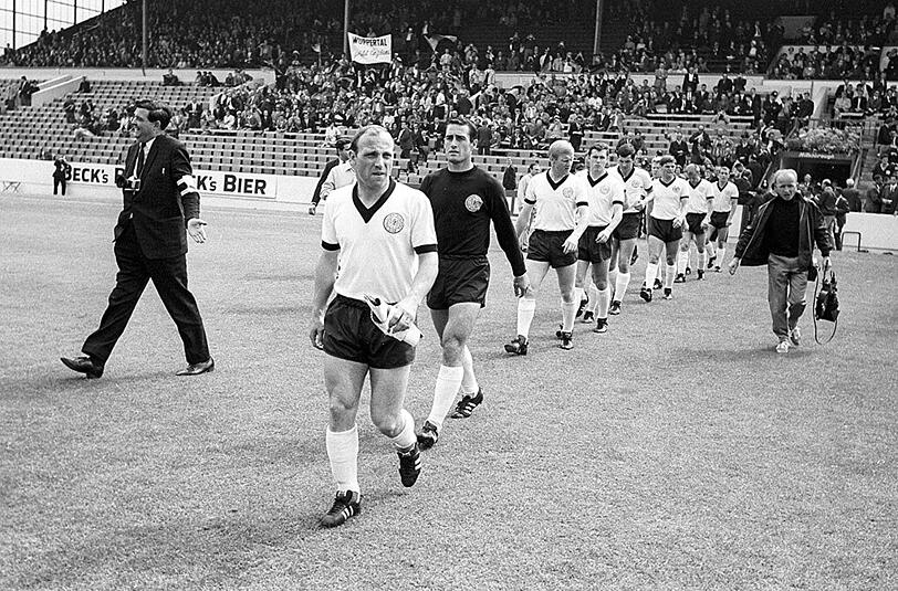 Für Uwe Seeler (vorne) reichte es 1966 leider nur zum Titel des Vize-Weltmeisters.