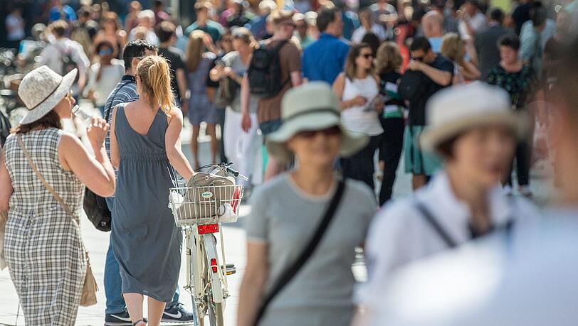 Zahlreiche Besucher spazieren über den Stachus. In München gibt es bislang keine flächendeckende Möglichkeit, sonntags shoppen zu gehen.