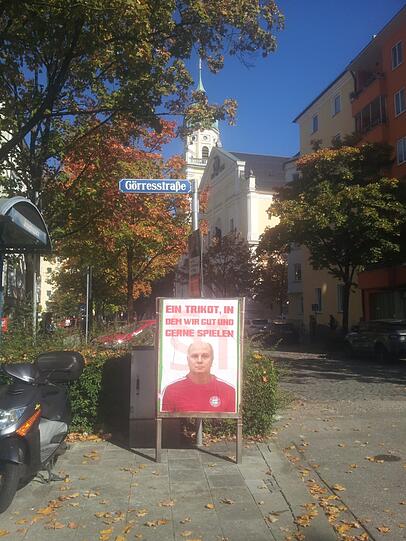 An Litfasssäulen oder über Wahlplakaten - überall in der Stadt sah man zuletzt Plakate der Fan-Initiative "Die Clubfarben sind rot und weiß". Hier in der Görresstraße in der Maxvorstadt.