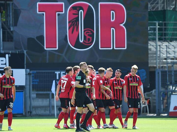 Die Freiburger Mannschaft bejubelt den Treffer zum 2:0 gegen Schalke durch Jonathan Schmid (3.v.r.).