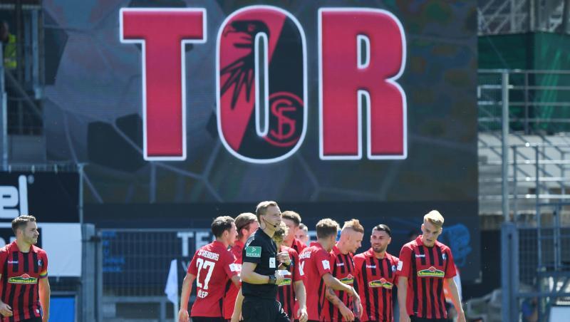 Die Freiburger Mannschaft bejubelt den Treffer zum 2:0 gegen Schalke durch Jonathan Schmid (3.v.r.). Die Freiburger Mannschaft bejubelt den Treffer zum 2:0 gegen Schalke durch Jonathan Schmid (3.v.r.).