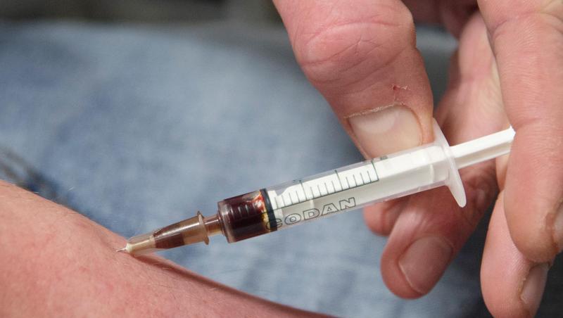 Ein Drogensüchtiger spritzt sich in einem Druckraum Heroin. Ein Drogensüchtiger spritzt sich in einem Druckraum Heroin.
