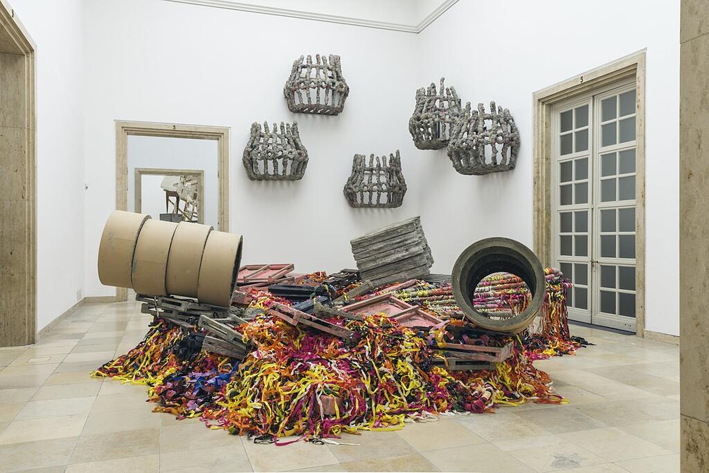 Phyllida Barlow stellt im Haus der Kunst aus Grandiose