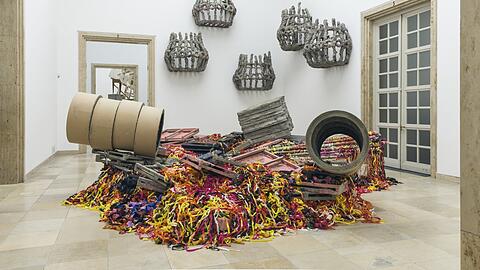 In Phyllida Barlows Regie wird so ziemlich alles zum "Hoard", also Schatz oder Hort, wie diese Arbeit von 2013 zeigt.
