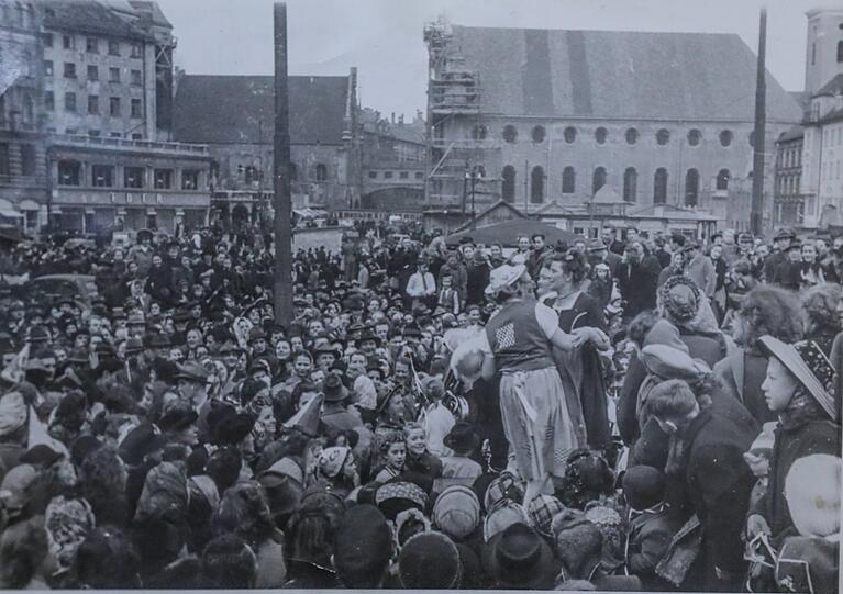 Tanz der Marktweiber nach dem Krieg: Inge Rainers Oma (die mittlere der drei Tänzerinnen vor der turmlosen Heilig-Geist-Kirche) auf der Bühne.