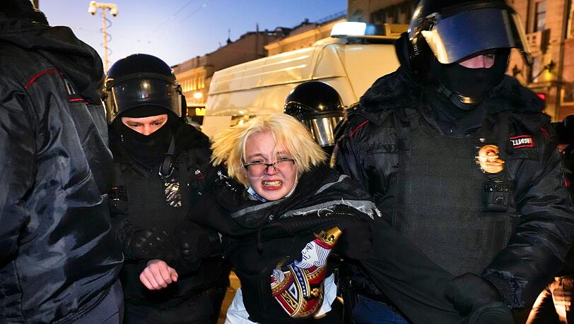 Überall in Russland gehen Menschen gegen den Krieg auf die Straße - viele werden festgenommen, wie hier eine Frau in St. Petersburg Ende Februar.