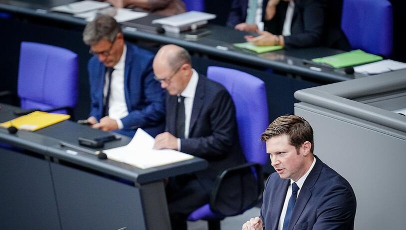 Der parlamentarische Staatssekretär im Finanzministerium, Florian Toncar, stellt die Haushaltspläne stellvertretend für Finanzminiter Christian Lindner im Bundestag vor.
