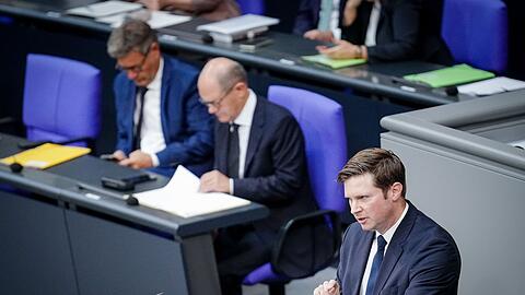 Der parlamentarische Staatssekretär im Finanzministerium, Florian Toncar, stellt die Haushaltspläne stellvertretend für Finanzminiter Christian Lindner im Bundestag vor.