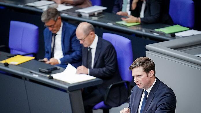 Der parlamentarische Staatssekretär im Finanzministerium, Florian Toncar, stellt die Haushaltspläne stellvertretend für Finanzminiter Christian Lindner im Bundestag vor.