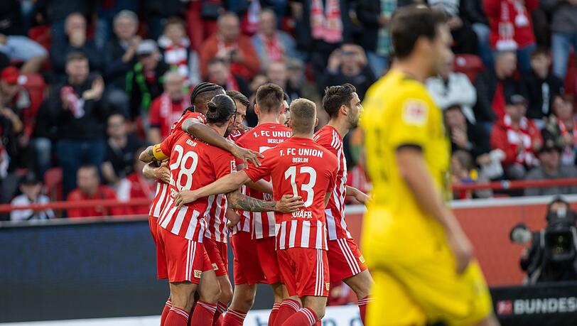 Unions Spieler jubeln nach dem Treffer zum 1:0 gegen Borussia Dortmund.