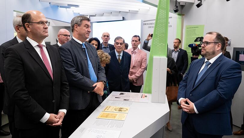 Albert Füracker (l-r, CSU), bayerischer Finanzminister, Ministerpräsident Markus Söder (CSU), und Sven Keller, Leiter der Dokumentation Obersalzberg bei der Eröffnung im September 2023.