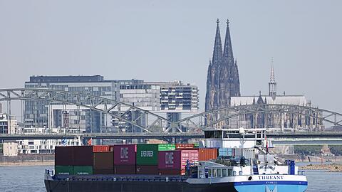 Die deutsche Binnenschifffahrt transportiert etwas mehr Güter, bleibt aber auf niedrigem Niveau (Archivbild)