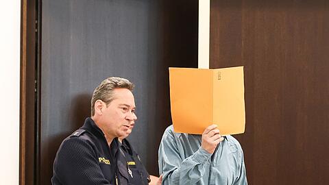 Der 51-Jährige soll die damals 49 Jahre alte Frau nach der Trennung im Schlaf mit einem Nachthemd erdrosselt haben. 