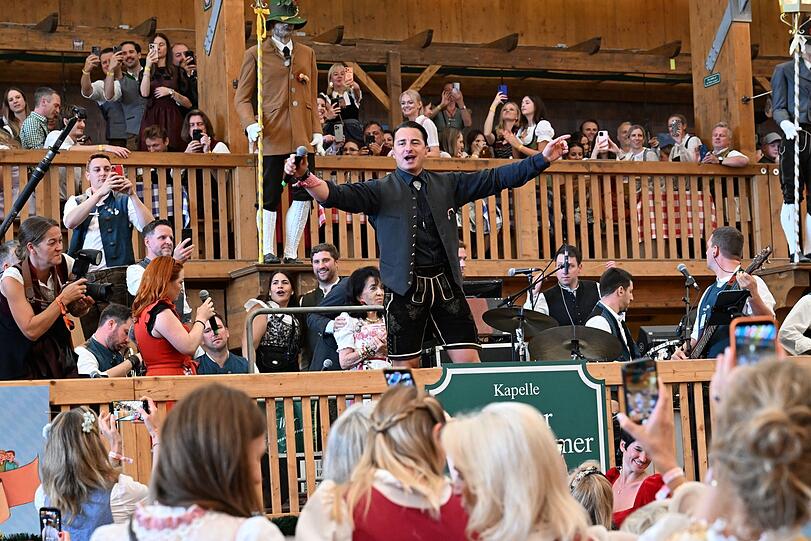 Heizt den 1500 Damen im Mittelschiff des Schützen-Festzelts bei "Regines Damenwiesn" ordentlich ein: "Hulapalu"-Sänger Andreas Gabalier. Heizt den 1500 Damen im Mittelschiff des Schützen-Festzelts bei "Regines Damenwiesn" ordentlich ein: "Hulapalu"-Sänger Andreas Gabalier.
