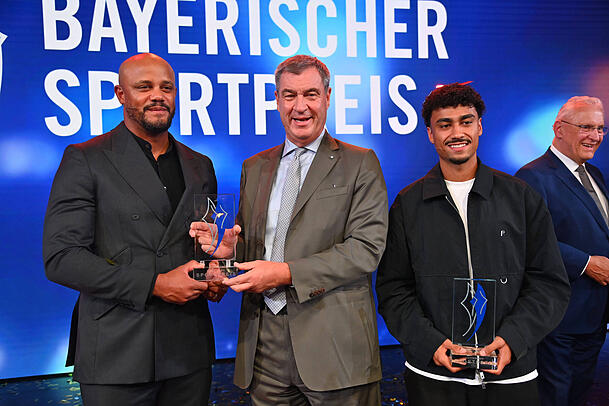 Ministerpräsident Markus Söder verlieh die Preise an Bayern-Trainer Vincent Kompany und Nathaniel Brown. Ministerpräsident Markus Söder verlieh die Preise an Bayern-Trainer Vincent Kompany und Nathaniel Brown.