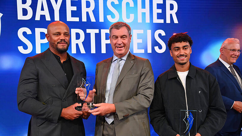 Ministerpr&auml;sident Markus S&ouml;der verlieh die Preise an Bayern-Trainer Vincent Kompany und Nathaniel Brown.