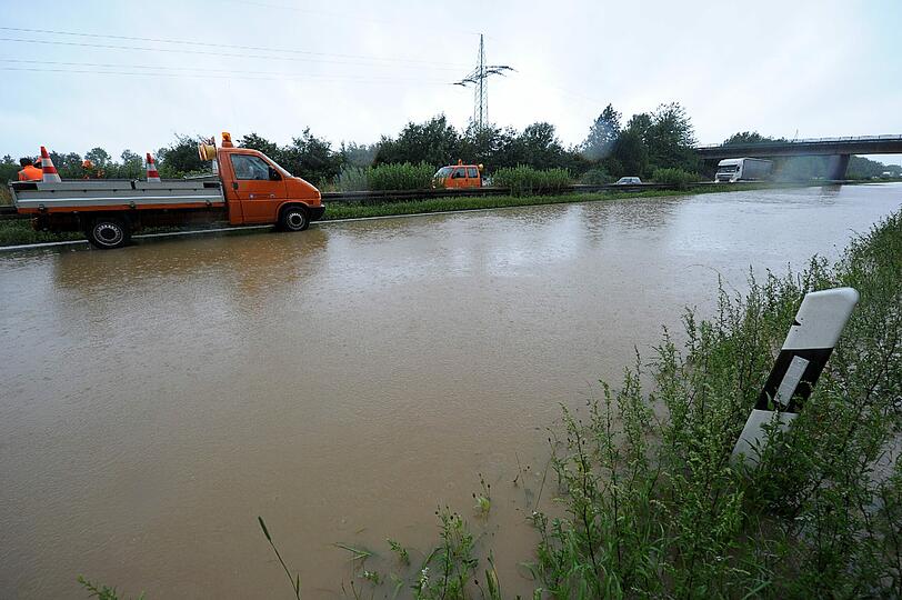 Besonders schlimm traf es die Autobahn 73. Sie musste streckenweise gesperrt werden.