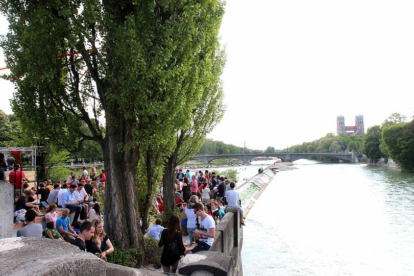 Der Kulturstrand der Urbanauten an der Corneliusbrücke.