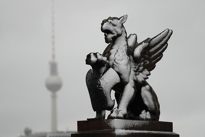 Nach dem Sturm der Schnee: Die Skulptur eines Greifes auf der Moltkebrücke in Berlin