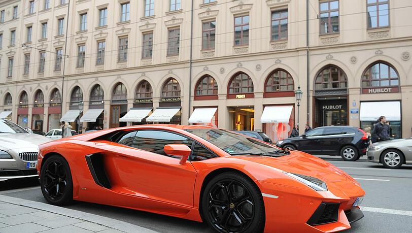 Reiches München: Das liegt nicht nur an diesem Lamborghini auf der Maximilianstraße. Reiches München: Das liegt nicht nur an diesem Lamborghini auf der Maximilianstraße.