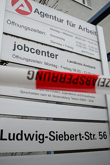 Die Polizei hat das Jobcenter in der Ludwig-Siebert-Straße abgeriegelt.