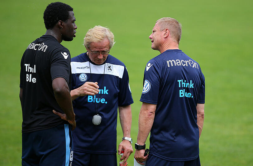 Ein erstes Gespräch auf dem Platz: Rodnei (l.) mit Reha-Trainer Hans Baudisch und Chef-Coach Torsten Fröhling.