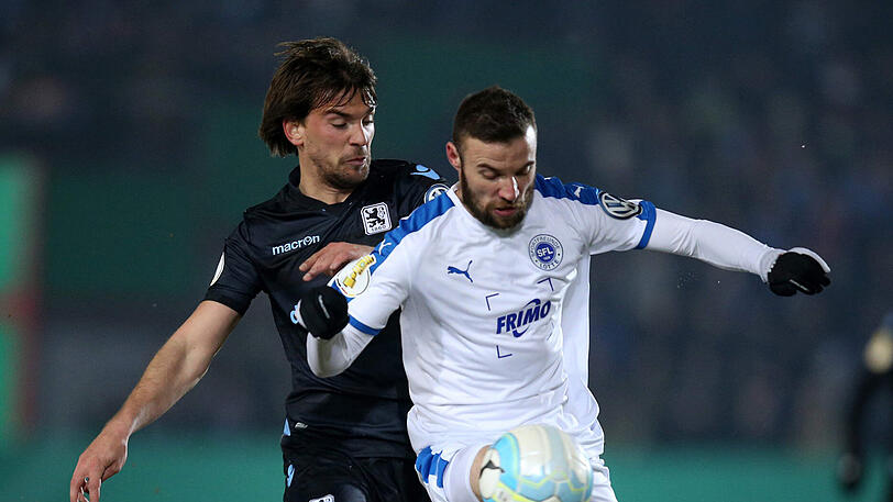 FILIP STOJKOVIC (l.) - NOTE 4: Bekam den Vorzug vor Lacazette. Hinten einigermaßen stabil, nach vorne nicht existent. Auffälligste Szene: Gelb wegen Reklamierens.