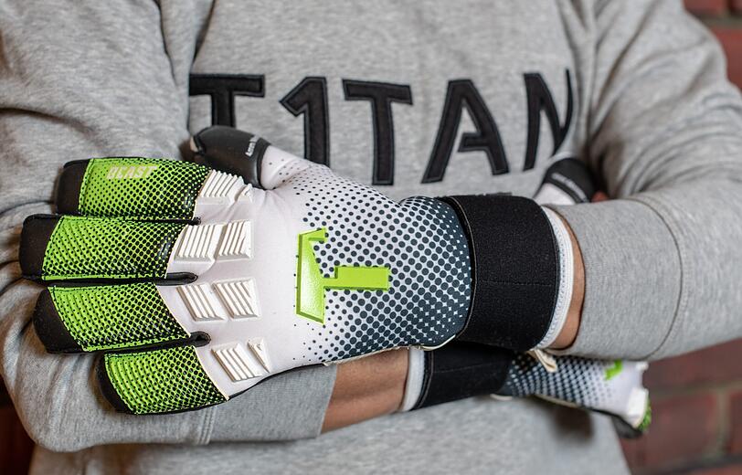 Die "T1TAN"-Torwarthandschuhe.