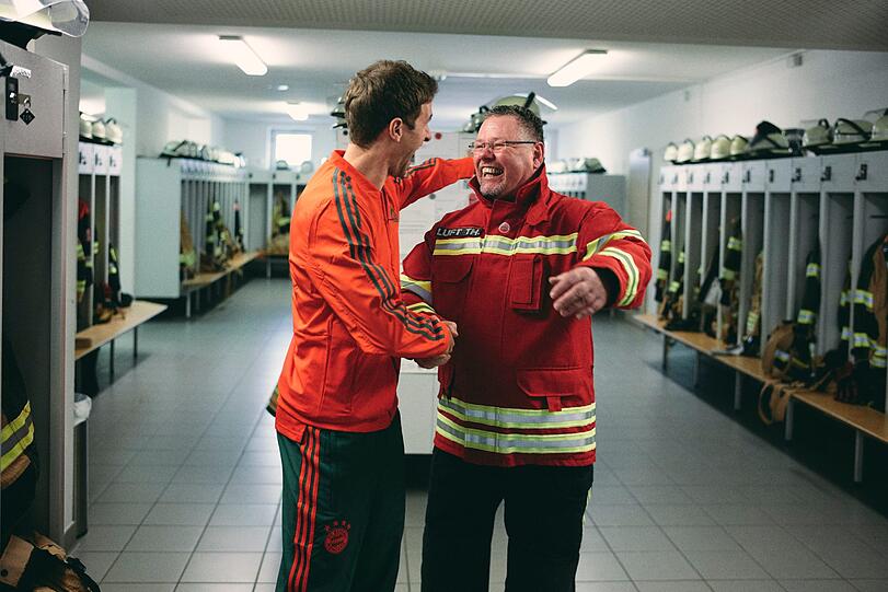 Unerwarteter Besuch: Bayerns Thomas Müller (l.) und Ehrenamtler Thomas Luft.