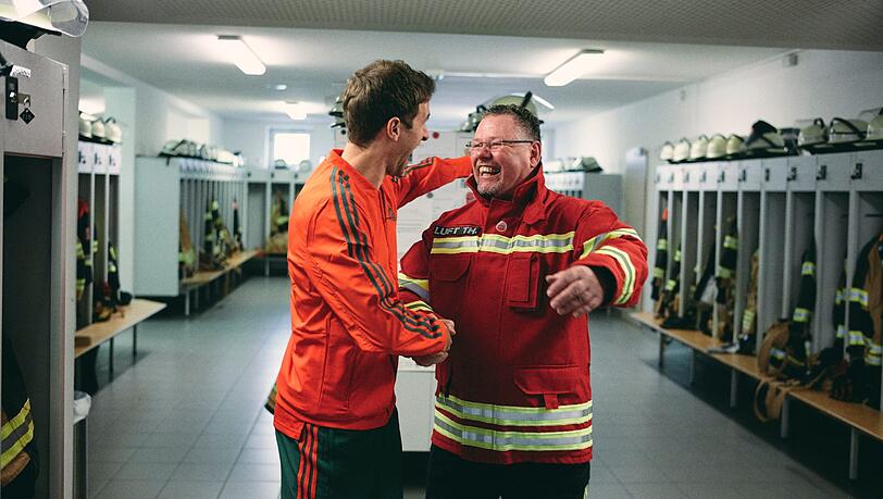 Unerwarteter Besuch: Bayerns Thomas Müller (l.) und Ehrenamtler Thomas Luft. Unerwarteter Besuch: Bayerns Thomas Müller (l.) und Ehrenamtler Thomas Luft.