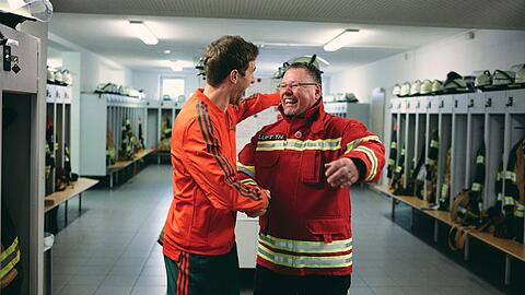 Unerwarteter Besuch: Bayerns Thomas Müller (l.) und Ehrenamtler Thomas Luft.