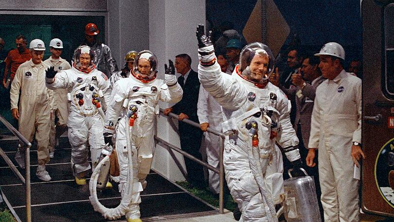 Die Astronauten Neil Armstrong (r-l), Michael Collins und Buzz Aldrin auf dem Weg zu einem Wagen, der sie zur Startrampe im Kennedy Space Center bringen wird.