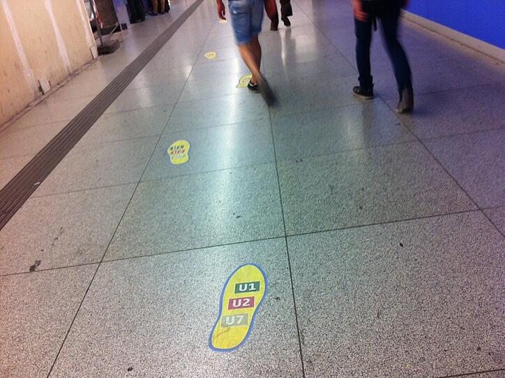 ... zu den U-Bahnen erst geradeaus...