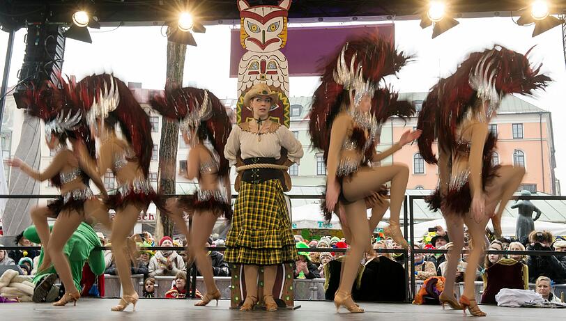 Buntes Treiben am Viktualienmarkt: Am Faschingsdienstag luden die Standl-Frauen zum Tanz der Marktweiber. Zum ersten Mal mittendrin: OB Dieter Reiter.