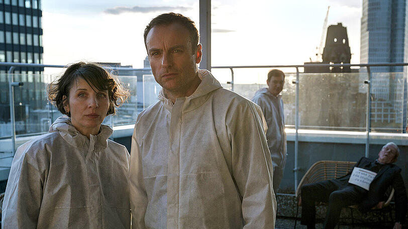 "Tatort: Ein paar Worte nach Mitternacht": Nina Rubin (Meret Becker) und Robert Karow (Mark Waschke) finden Klaus Keller (Rolf Becker) an seinem 90. Geburtstag tot auf